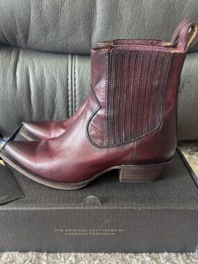 Frye Sacha Chelsea Red Burgundy Real Leather Southwestern Boho Indie Ankle Boot
